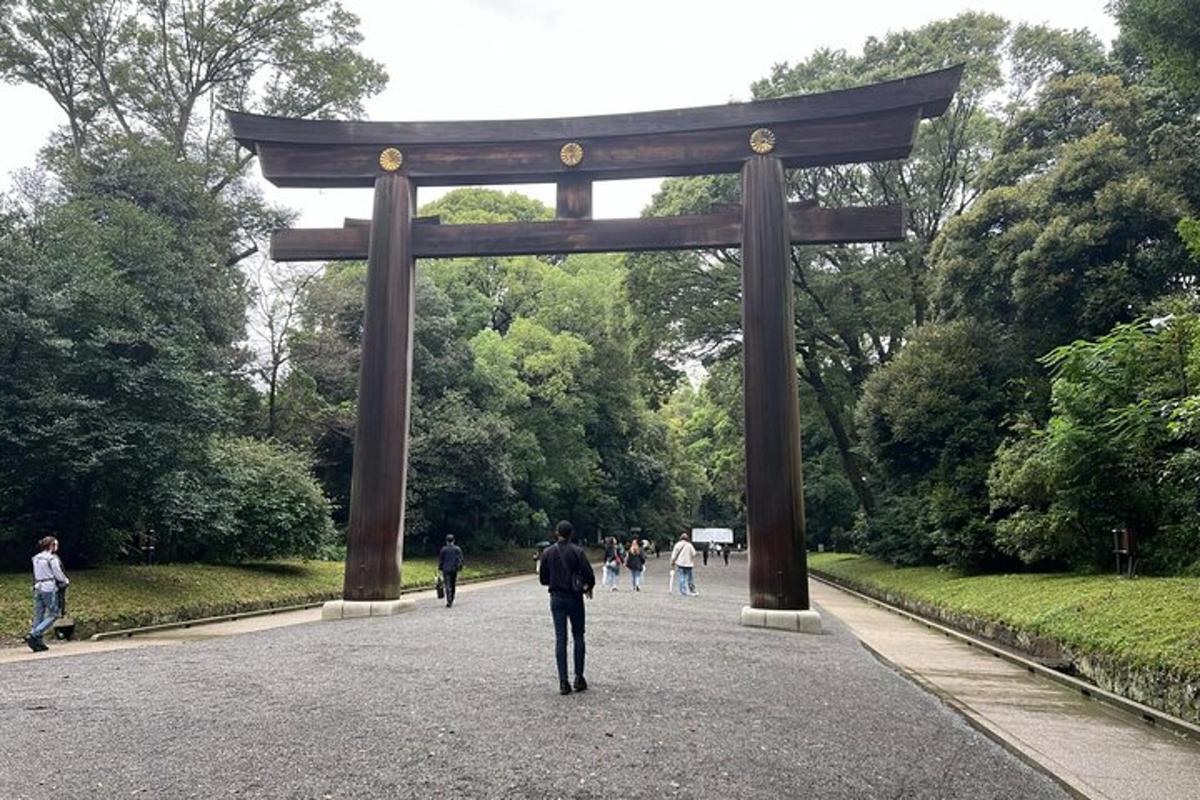 um homem caminhando em frente a um portão torii