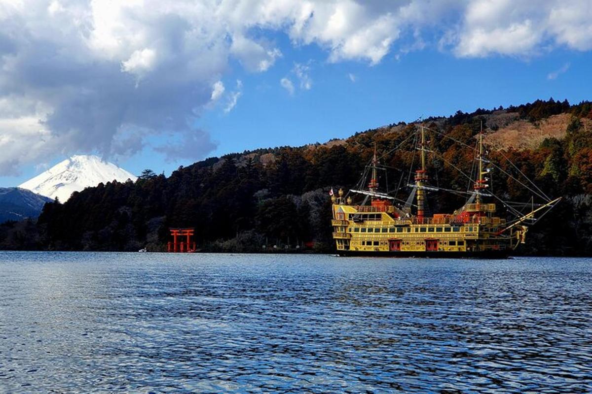 una grande barca seduta in mezzo a un lago