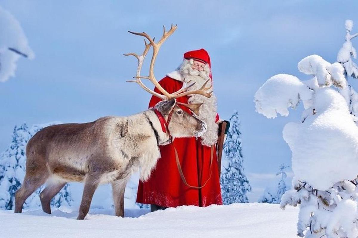 ein Weihnachtsmann und ein Rentier im Schnee