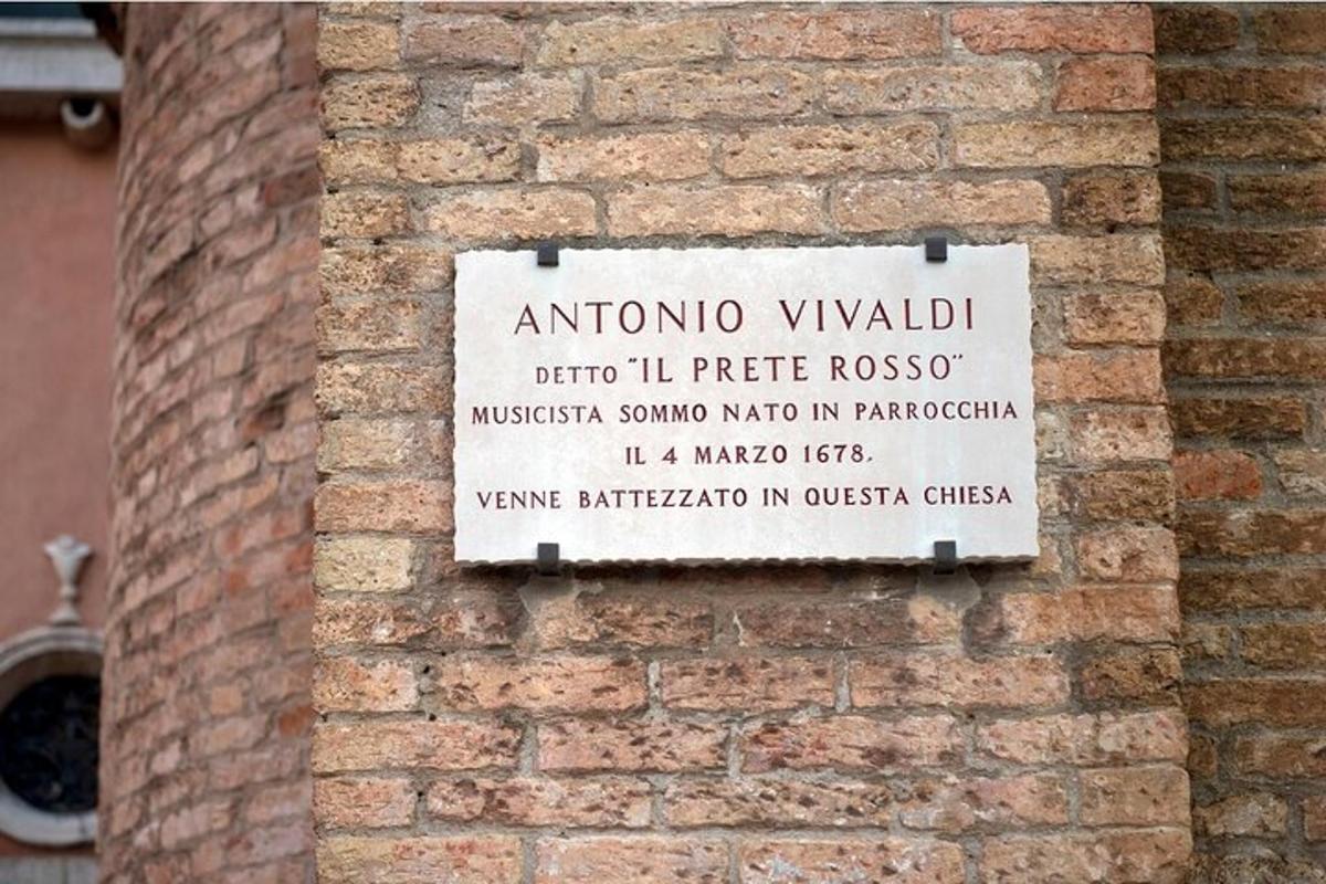 un cartello sul lato di un muro di mattoni