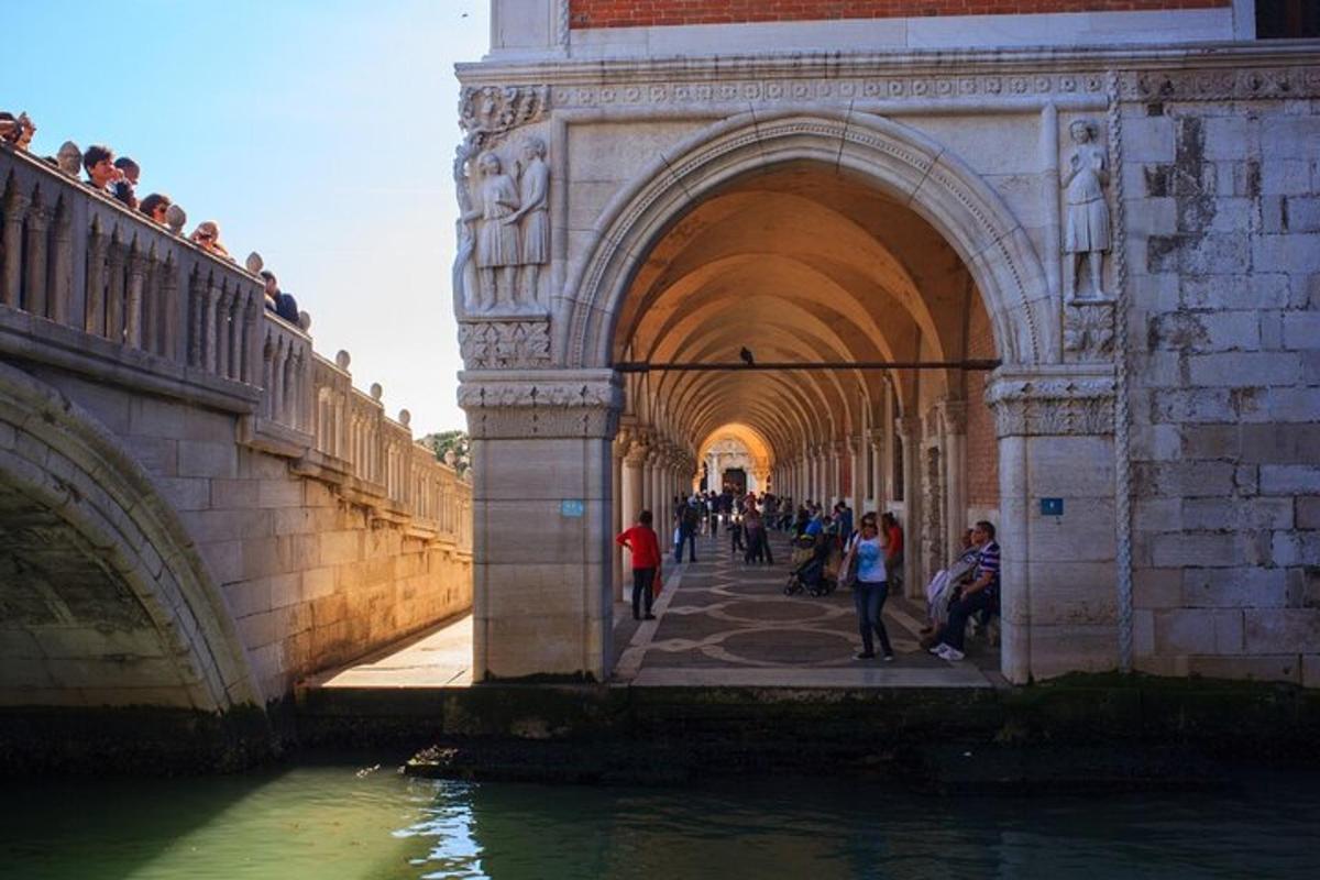 un gruppo di persone che camminano sotto un ponte