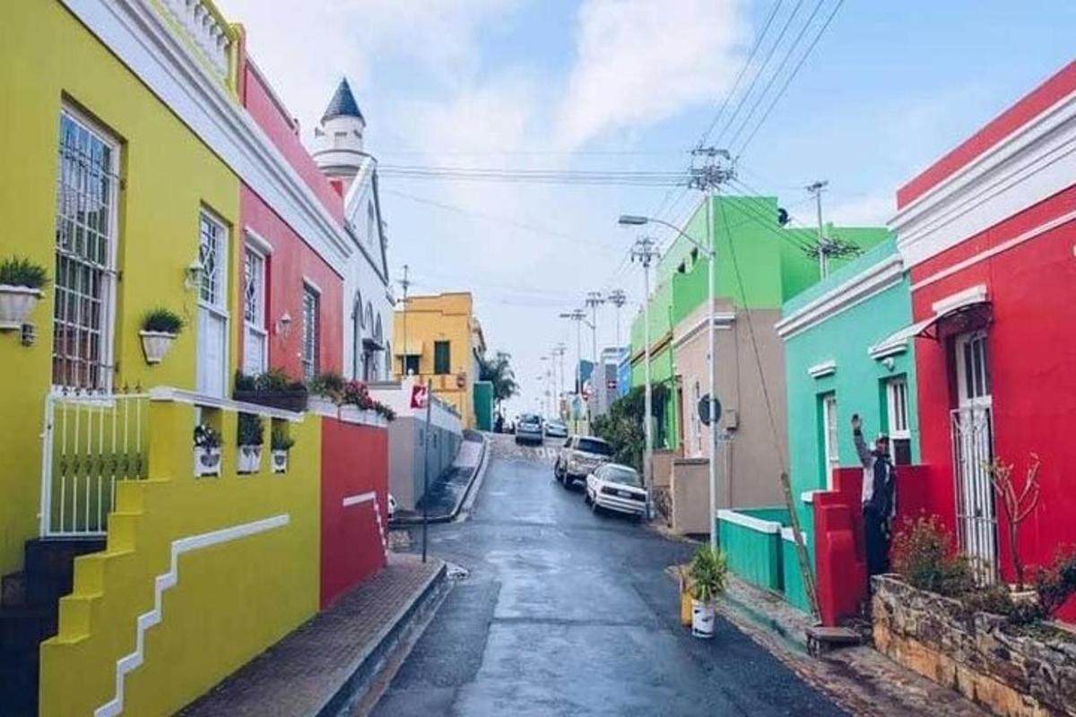 una strada con case colorate in una strada cittadina