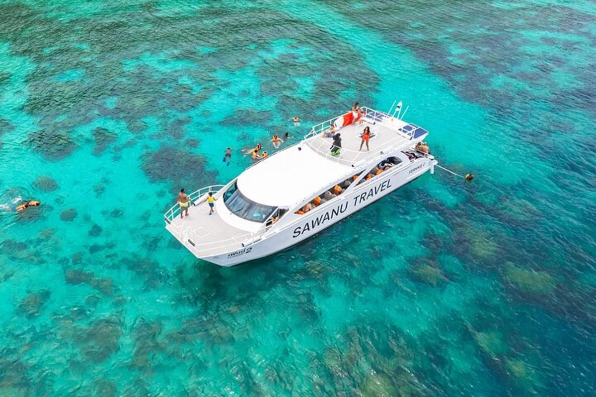 Un barco con gente en el agua