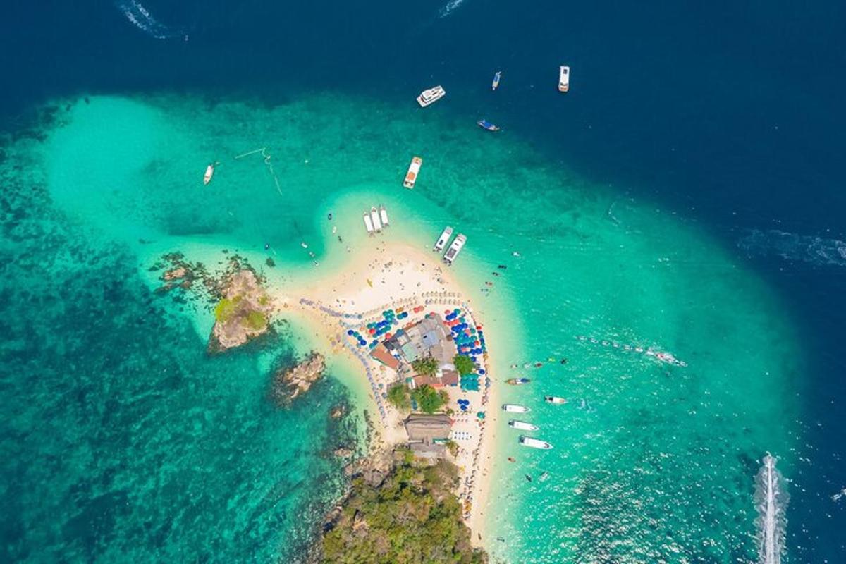 una vista aérea de una isla en el océano