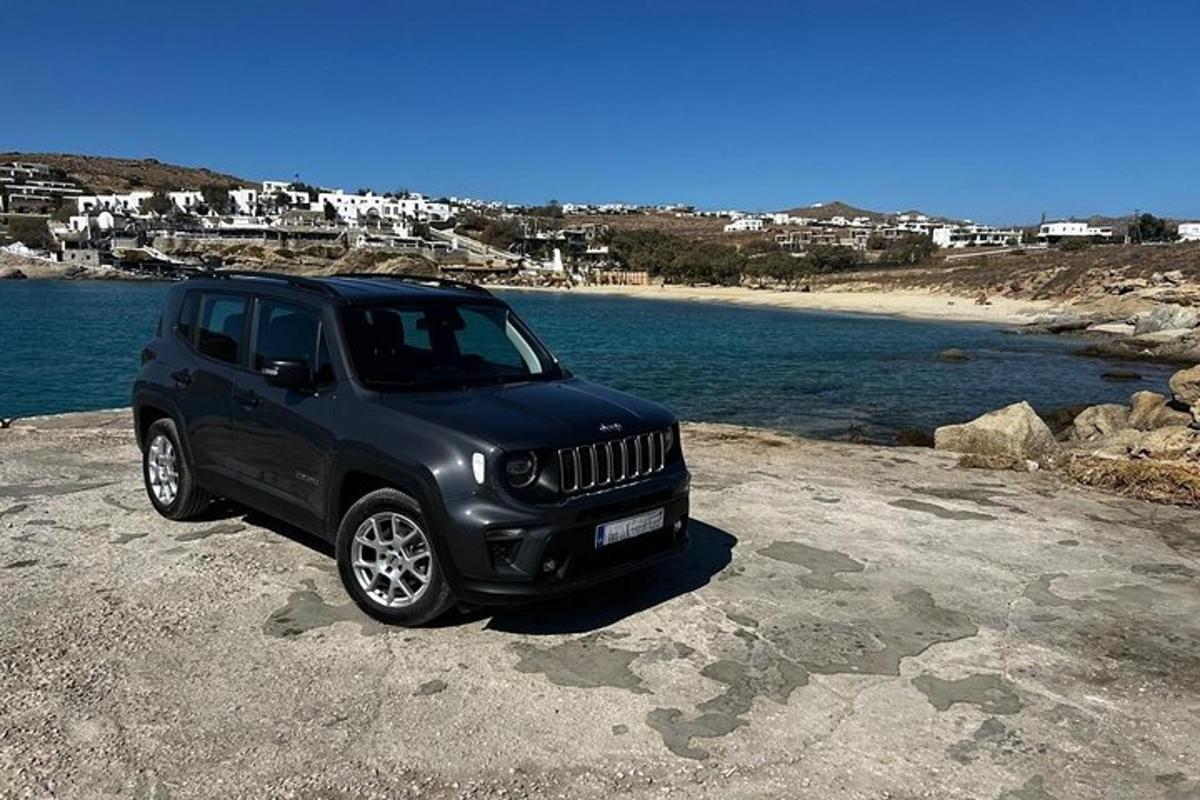 una jeep nera parcheggiata accanto a uno specchio d'acqua