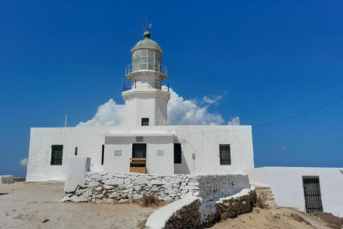 un faro in cima a un edificio bianco