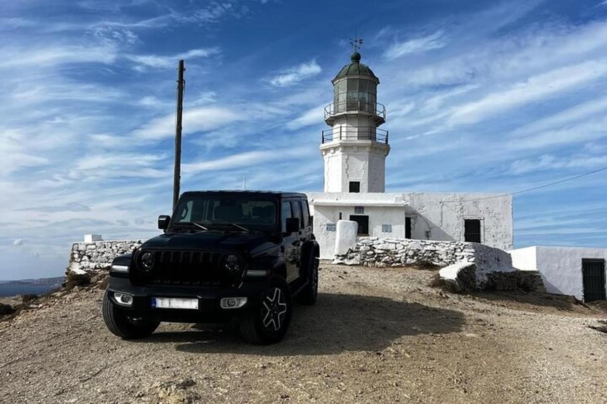 un camion nero parcheggiato davanti a un faro