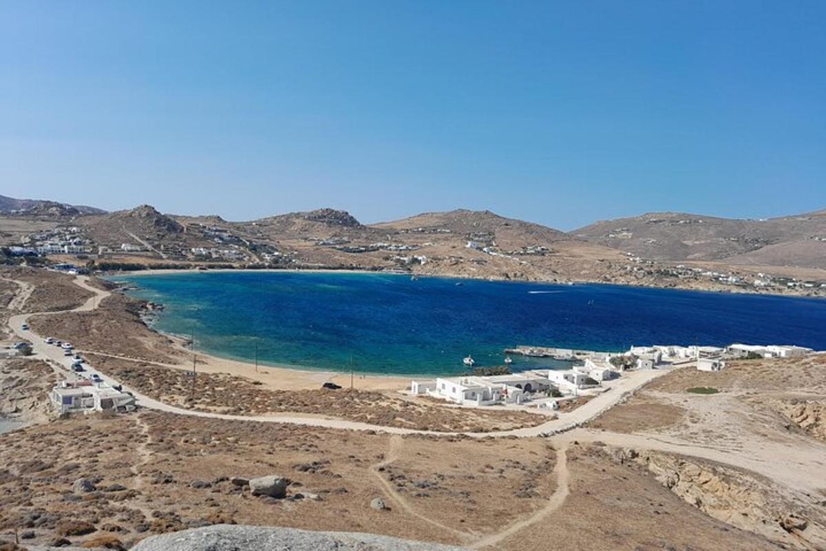 una spiaggia con un gruppo di case bianche e l'oceano