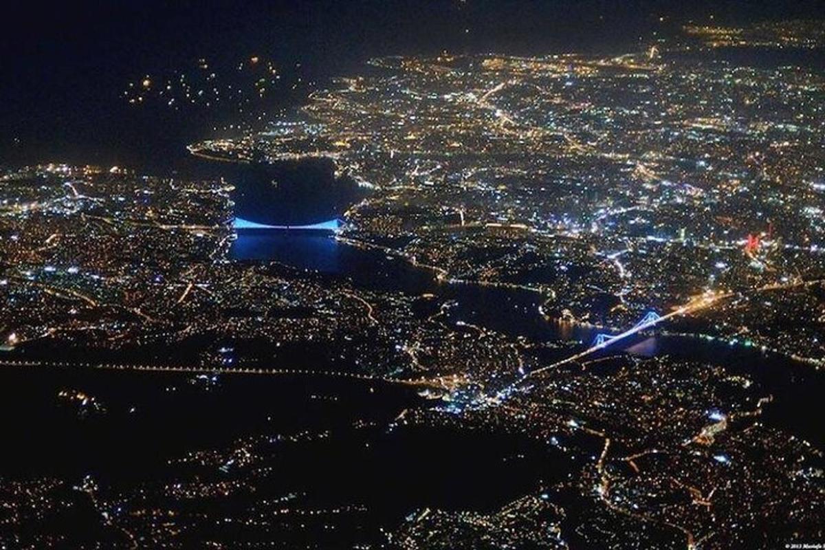 una vista aerea di una città di notte