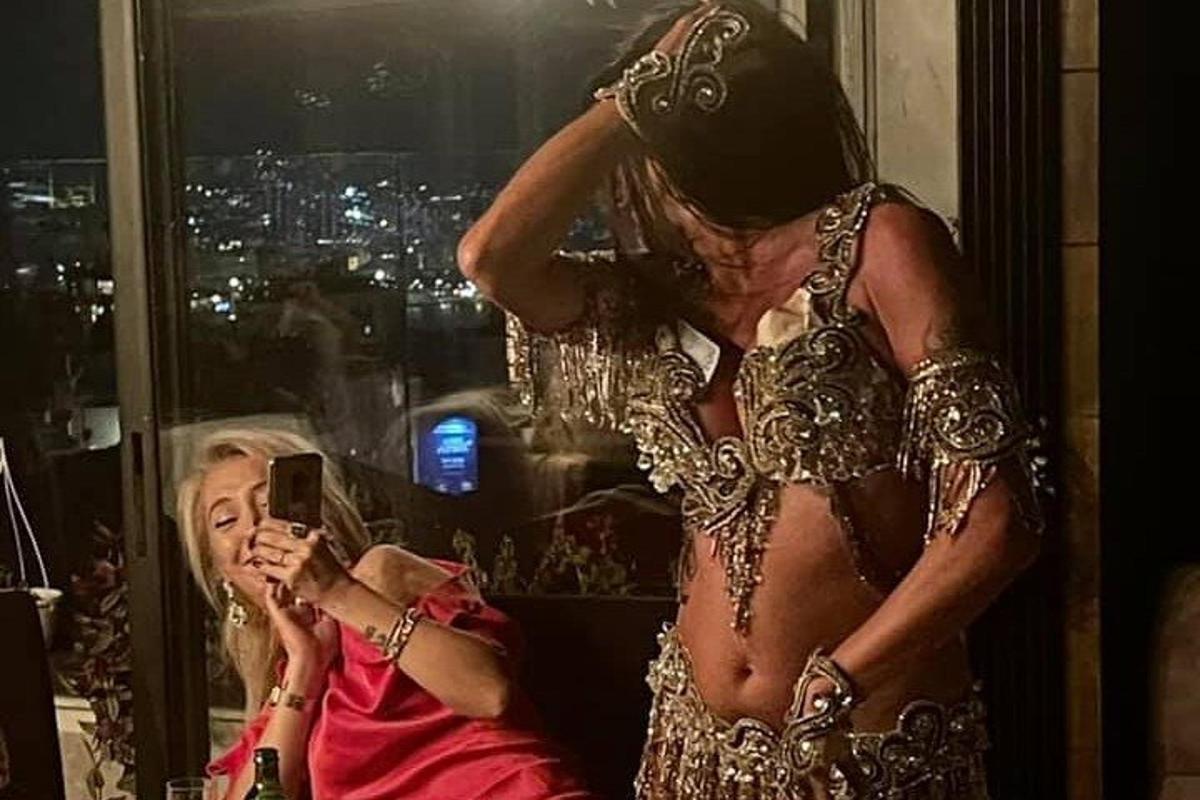 una donna che scatta una foto a una donna in abito