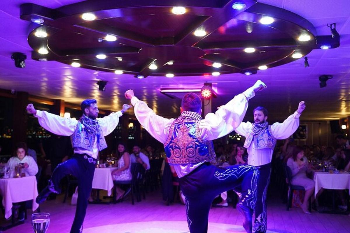 un gruppo di uomini che ballano a una festa