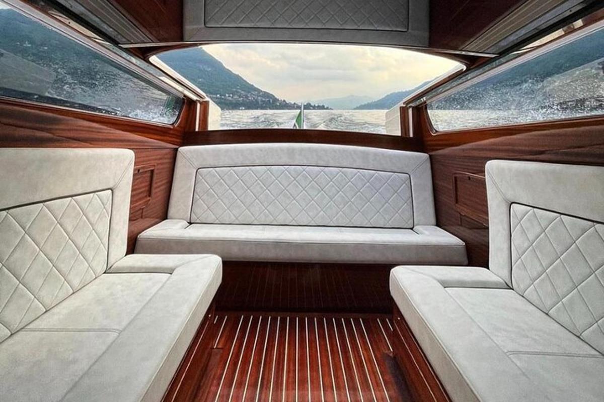 una vista del asiento trasero de un barco