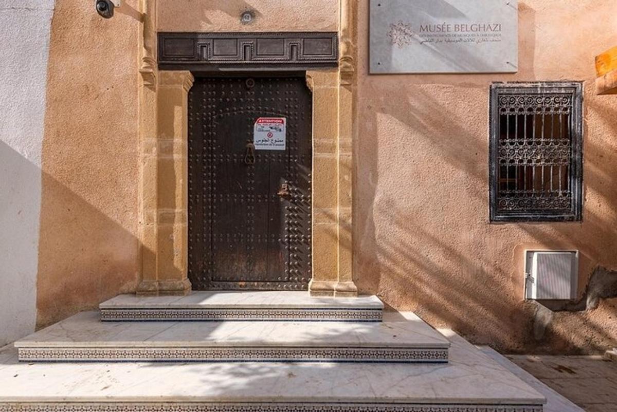μια πόρτα στο πλάι ενός κτιρίου