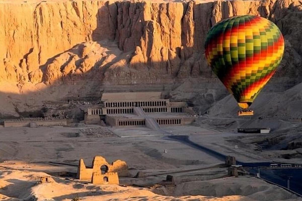 belon udara panas terbang di atas bangunan di padang pasir