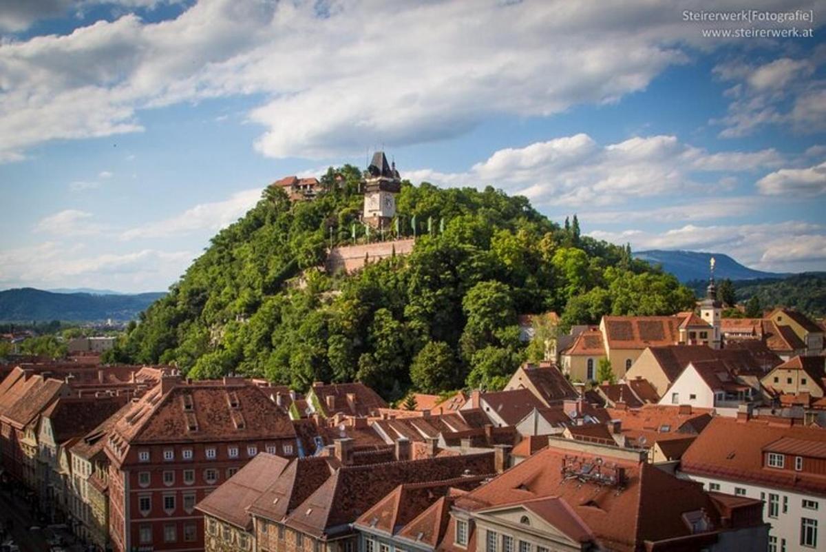 una città con un castello in cima a una collina