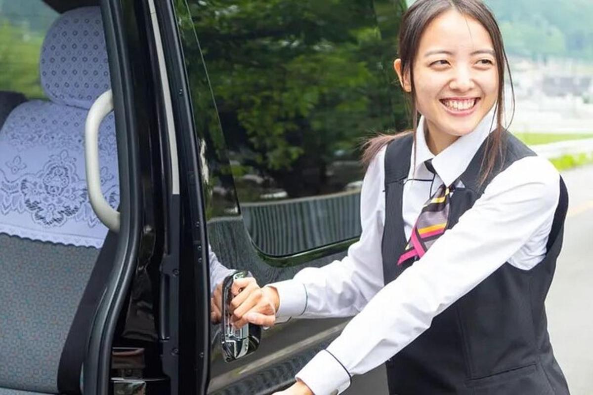 Seorang wanita muda sedang membuka pintu bus
