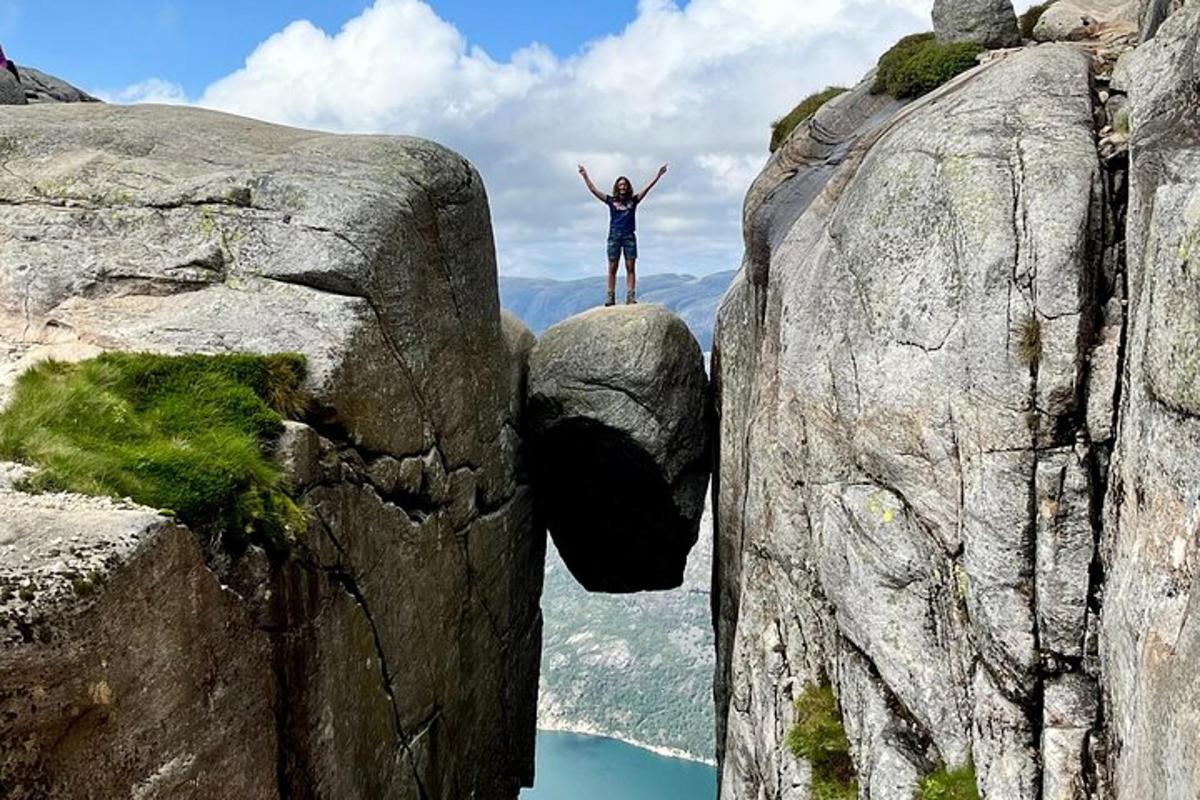 seseorang berdiri di atas batu besar