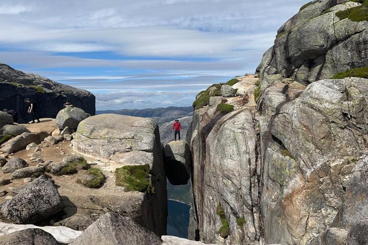 sekelompok orang yang berdiri di atas gunung