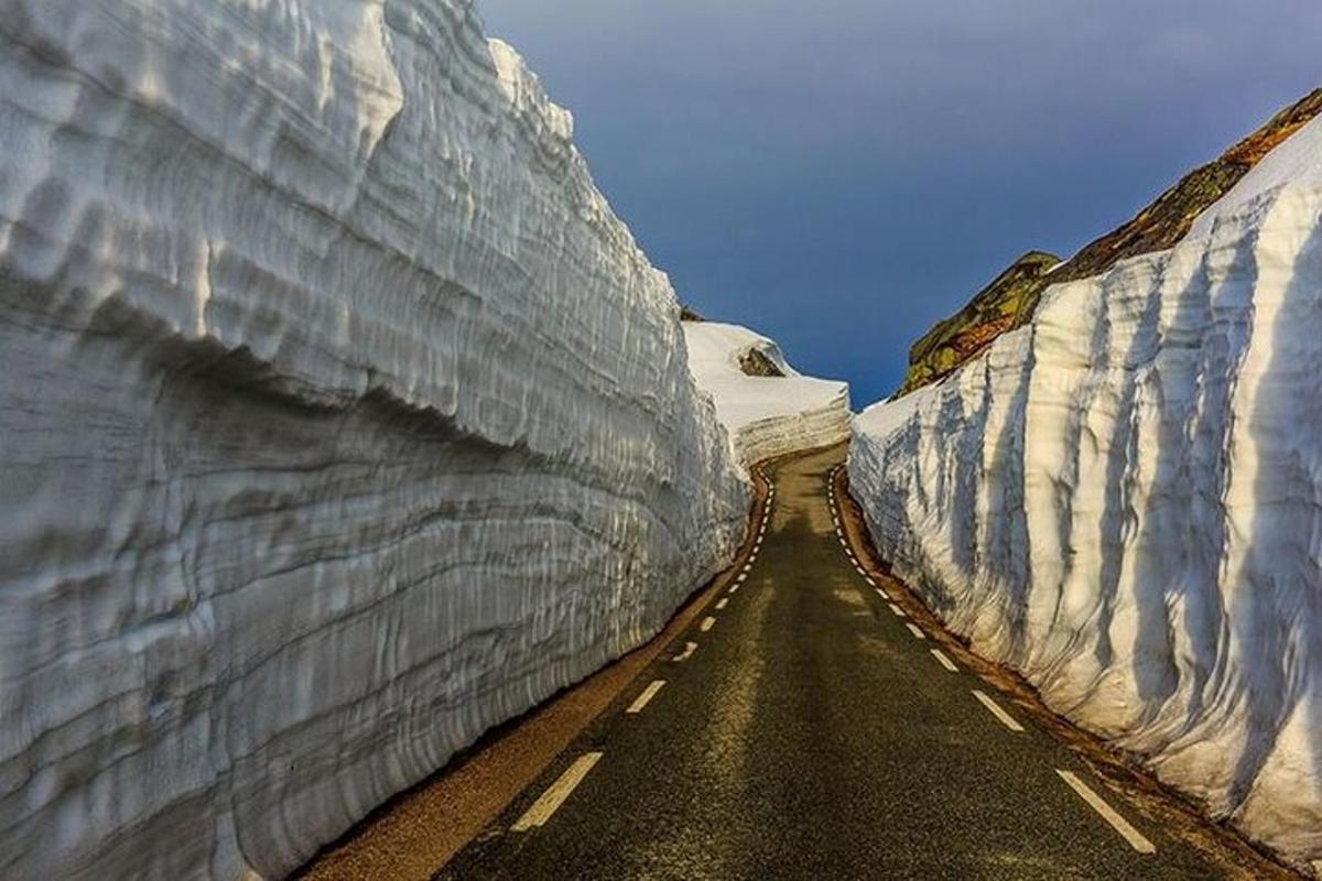 tuščias kelias tarp dviejų sniegu padengtų sienų