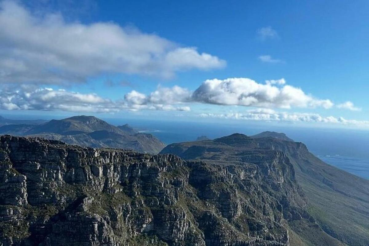 ein Blick auf einen Berg mit dem Meer im Hintergrund