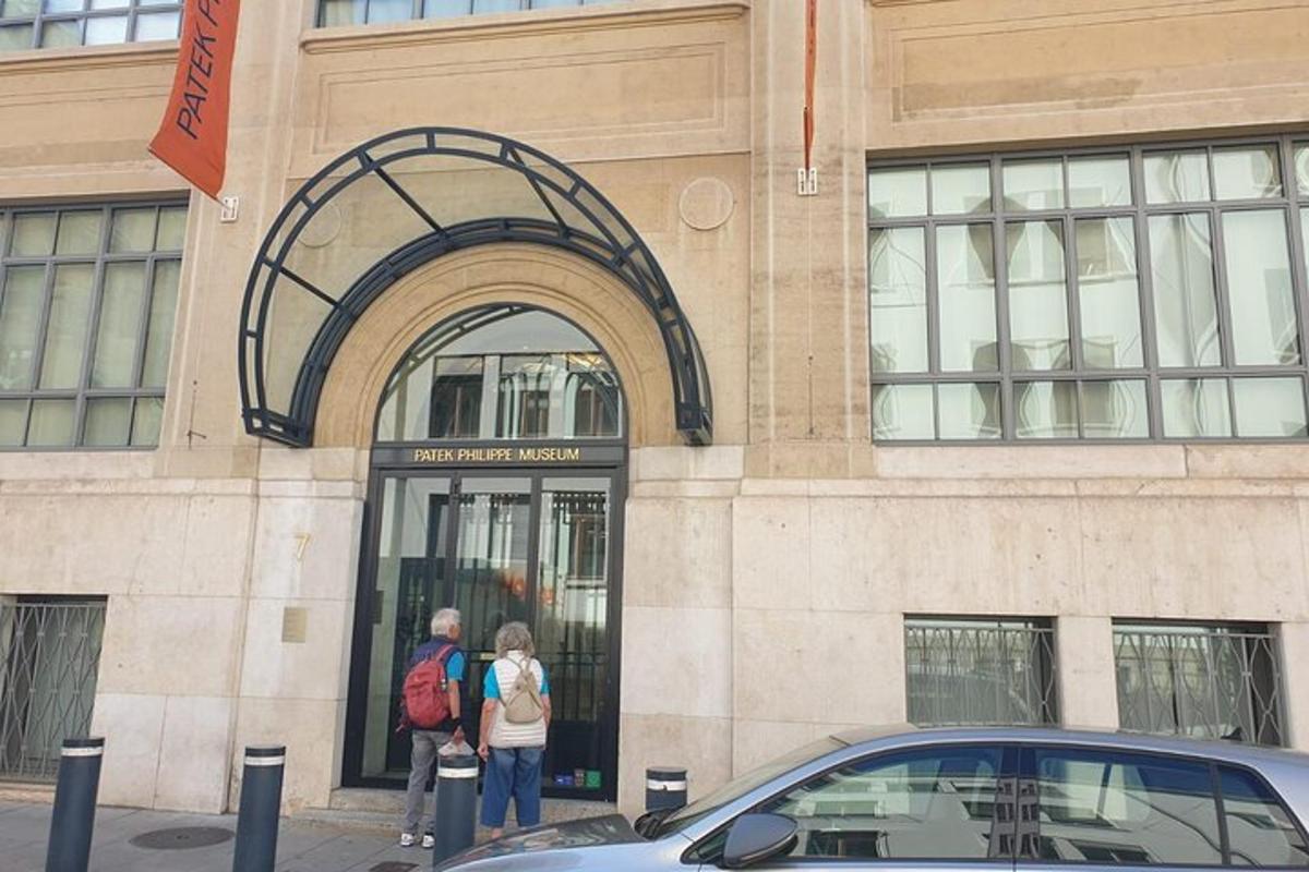 twee mensen staan in de deuropening van een gebouw