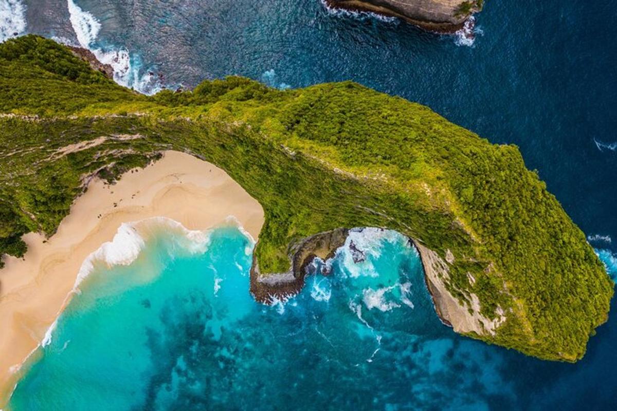 pemandangan udara pulau di lautan