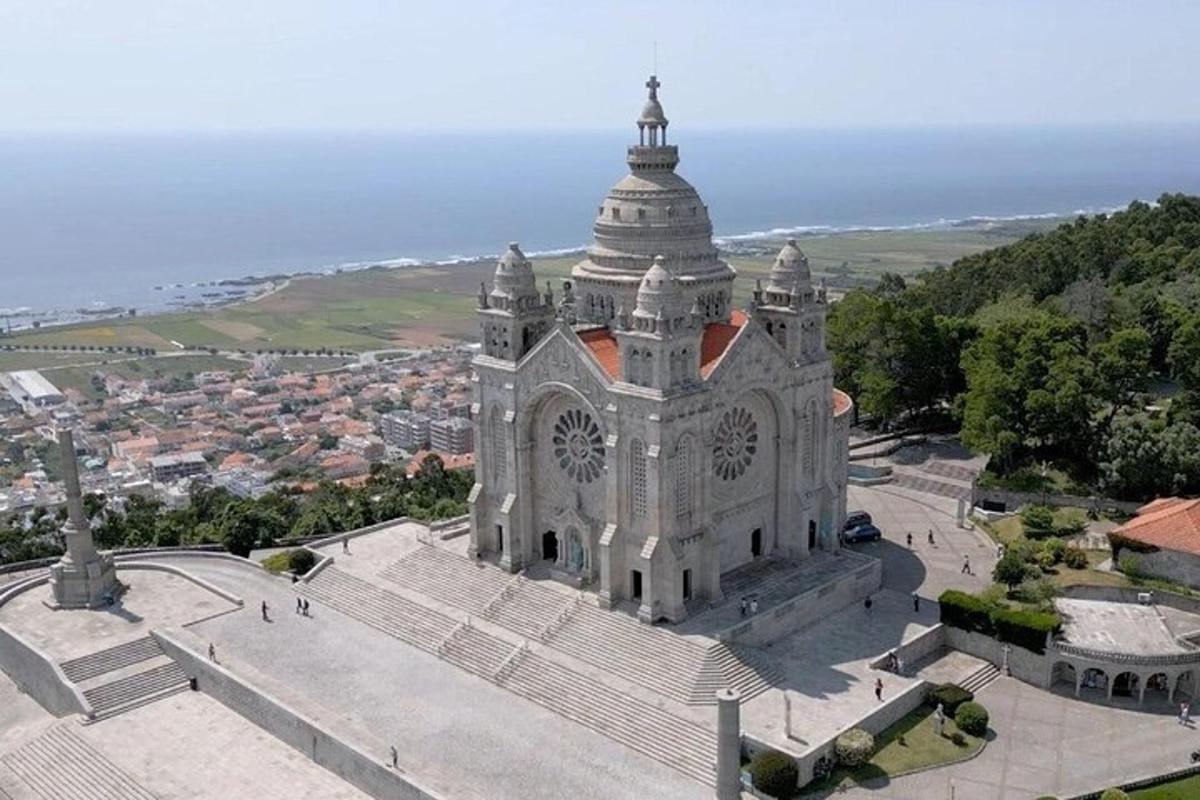 un grande edificio con una torre in cima