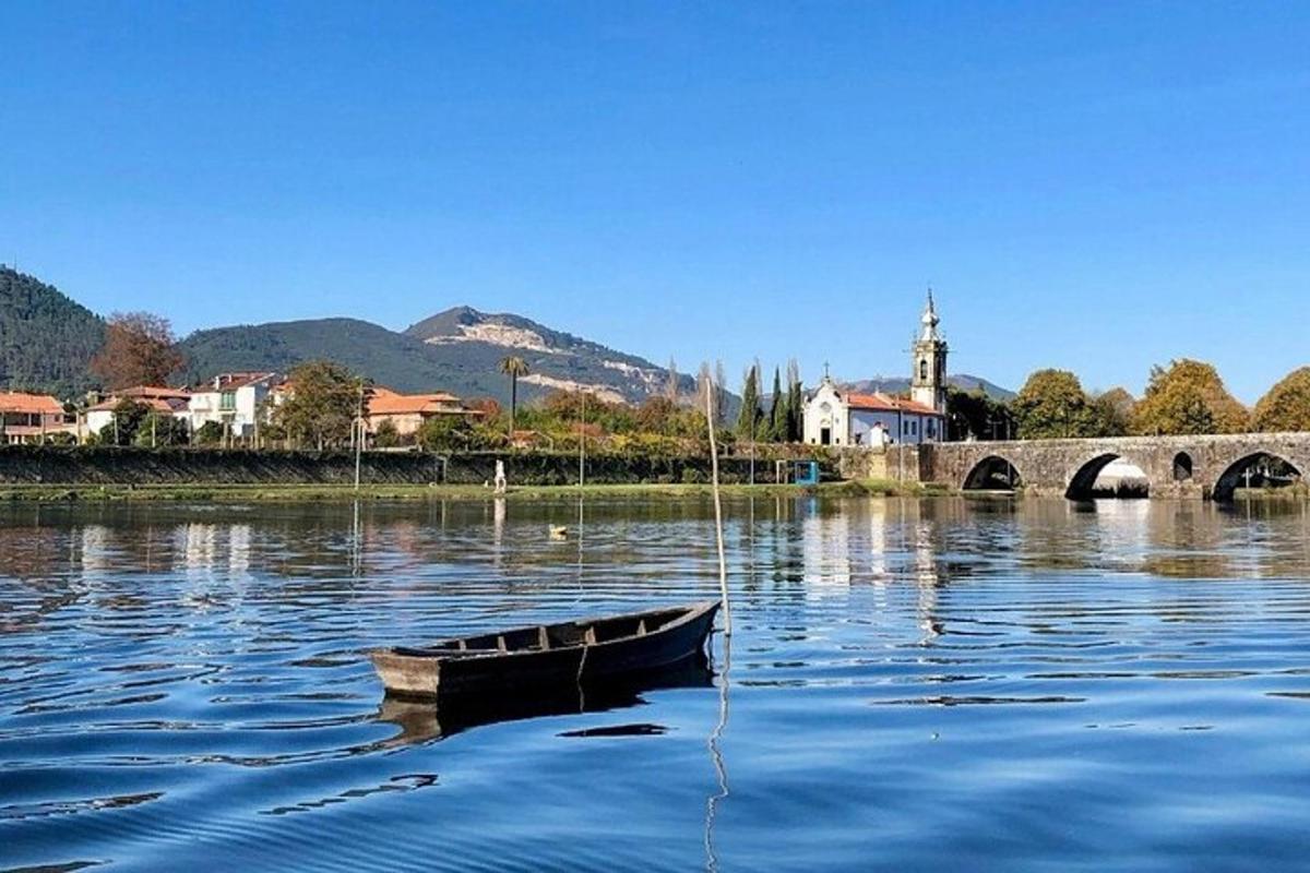 una barca ferma nell'acqua vicino a un ponte