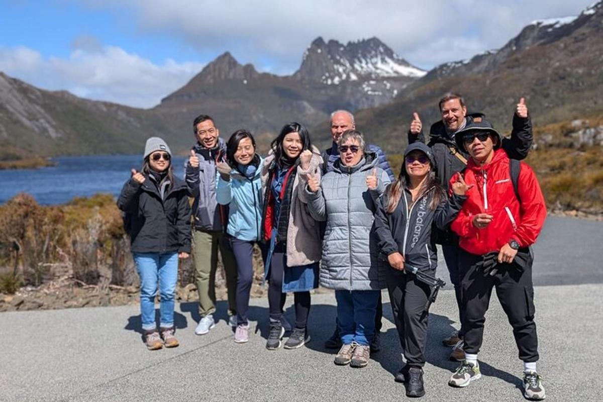un gruppo di persone in posa per una foto davanti a una montagna