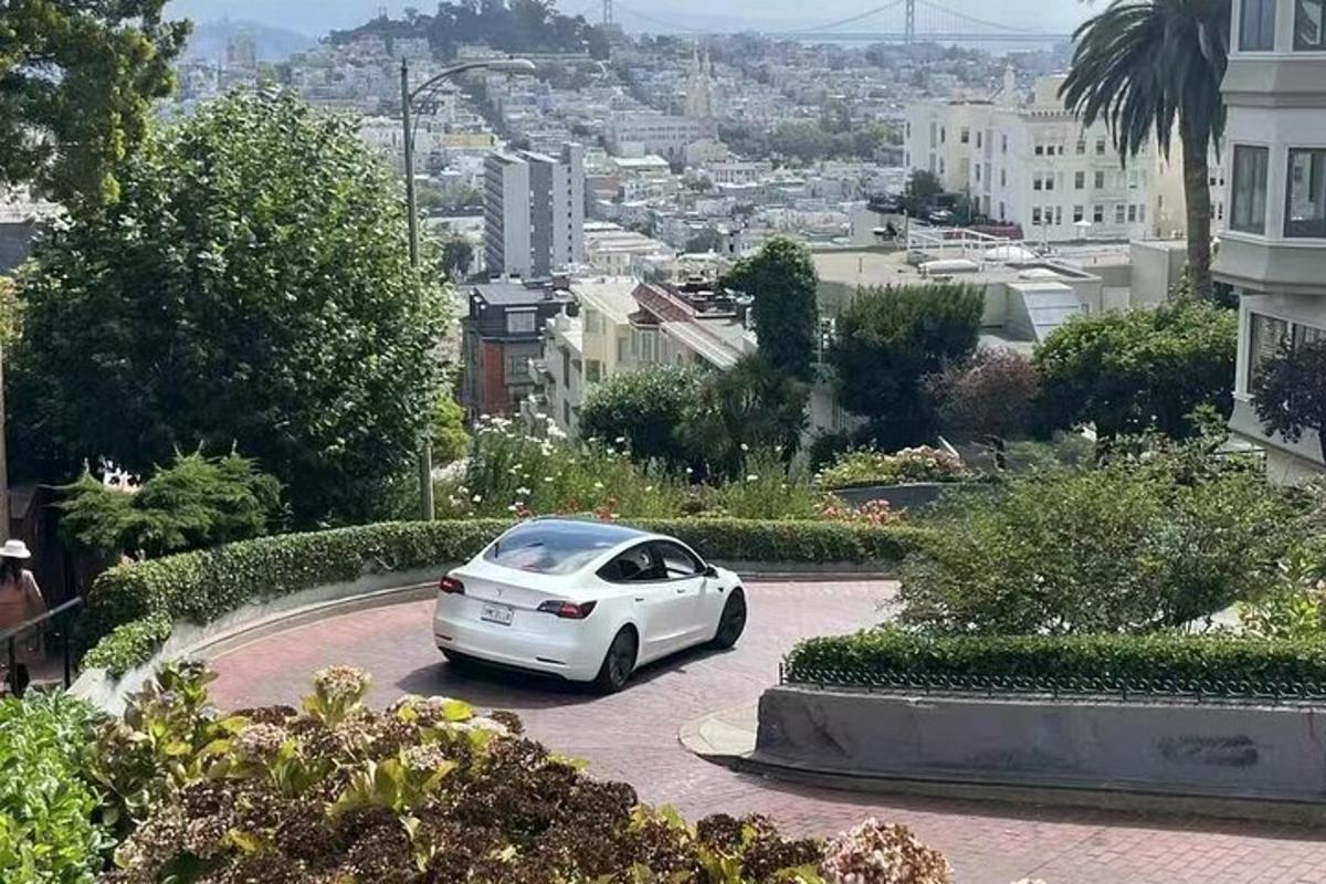un cotxe blanc aparcat en un carrer d'una ciutat