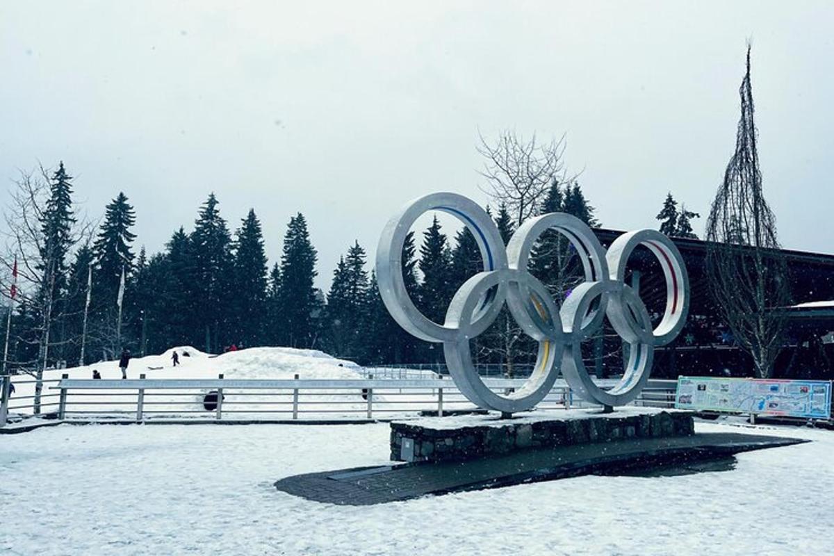 una gran escultura olímpica de plata a la neu