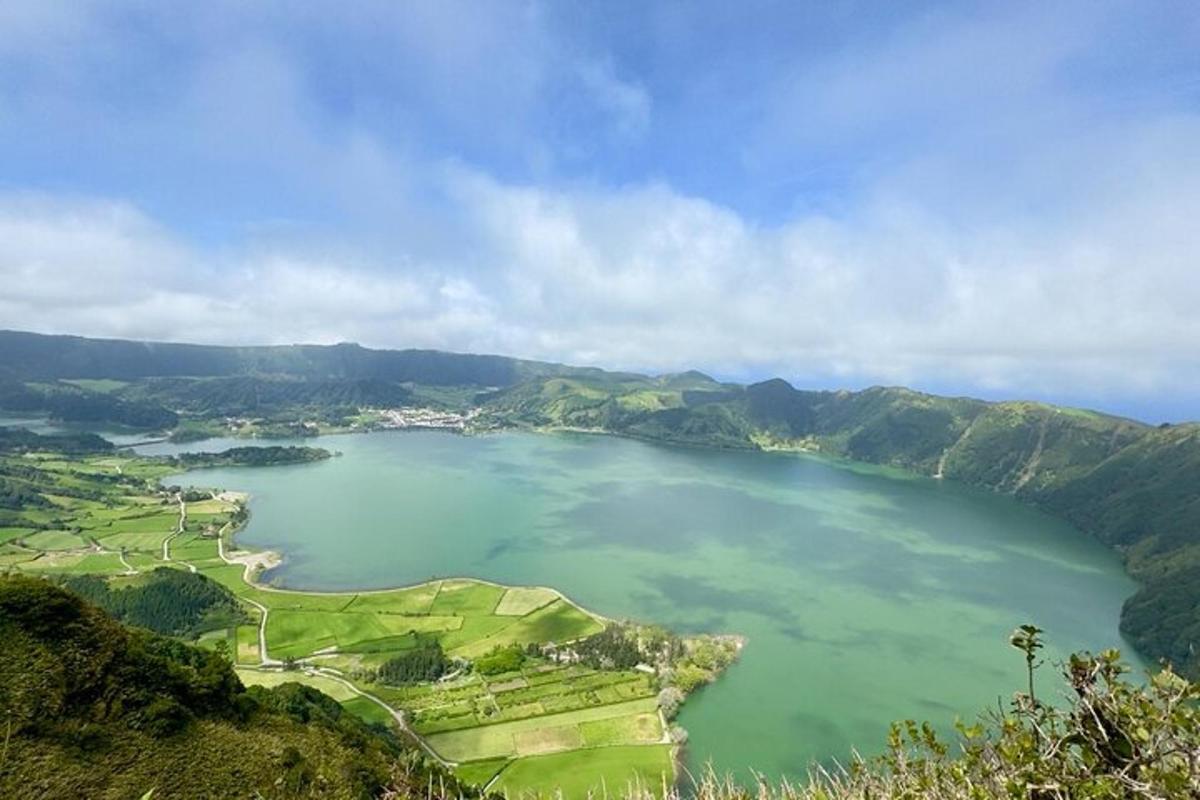 pohled na velké jezero v horách