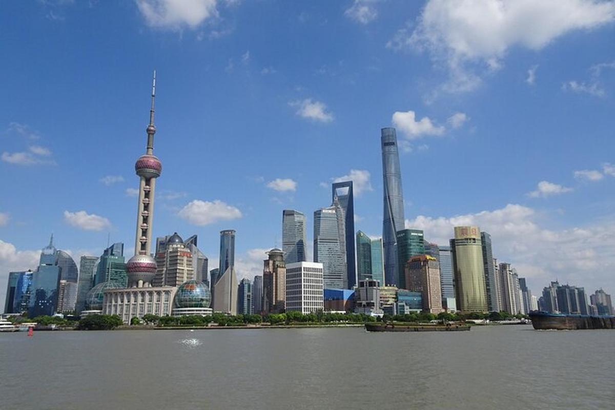 大城市景观，有河流和建筑物