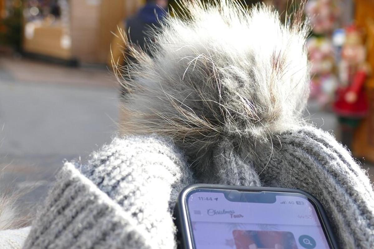 oseba z rokavico, ki drži mobilni telefon s pnsicsnsicsnsics