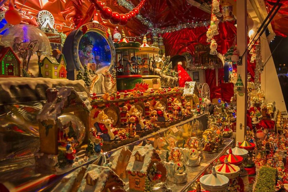 uma exposição de enfeites de Natal em exposição em uma loja