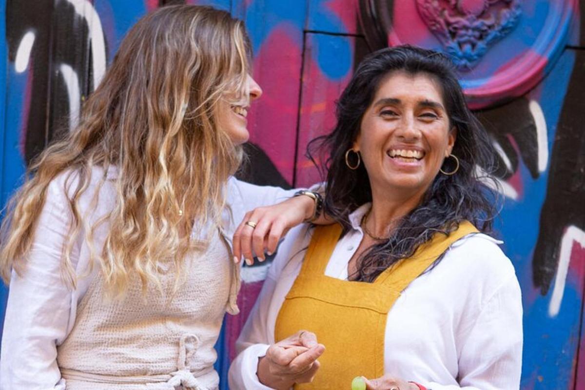 due donne sono in piedi una accanto all'altra