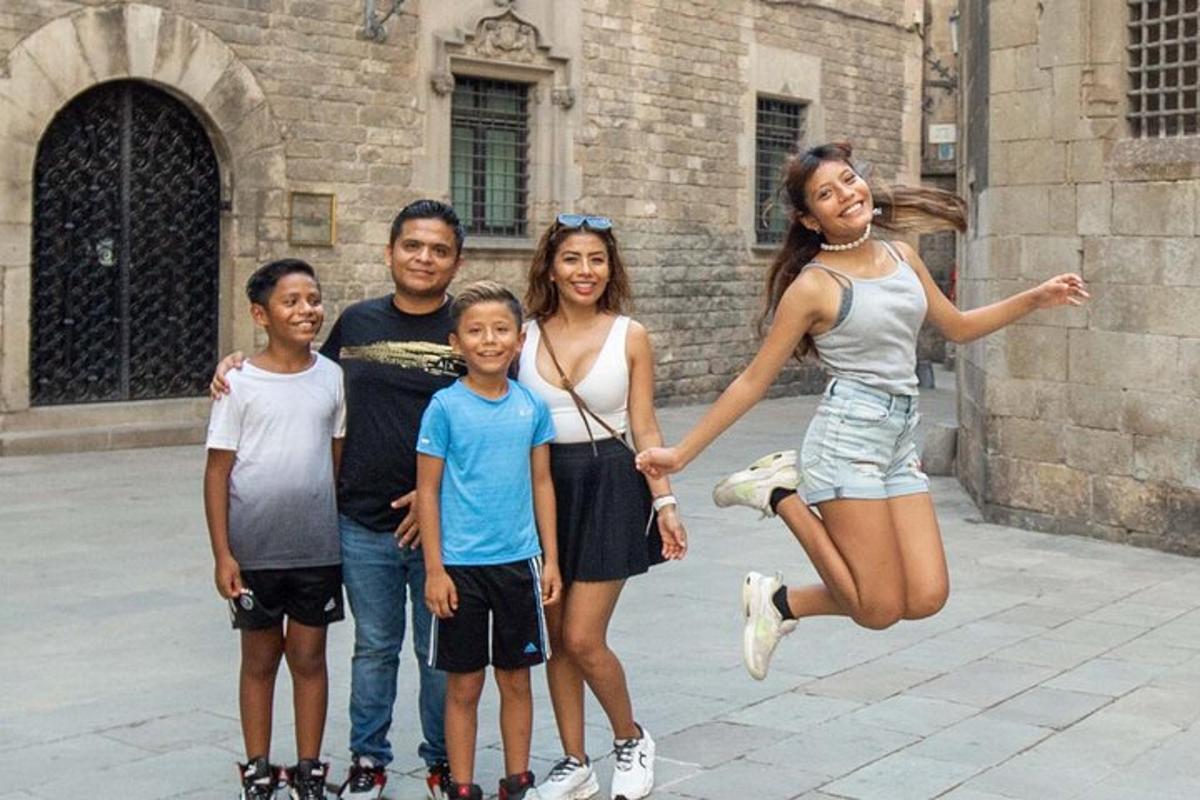 una famiglia in posa per una foto davanti a un edificio