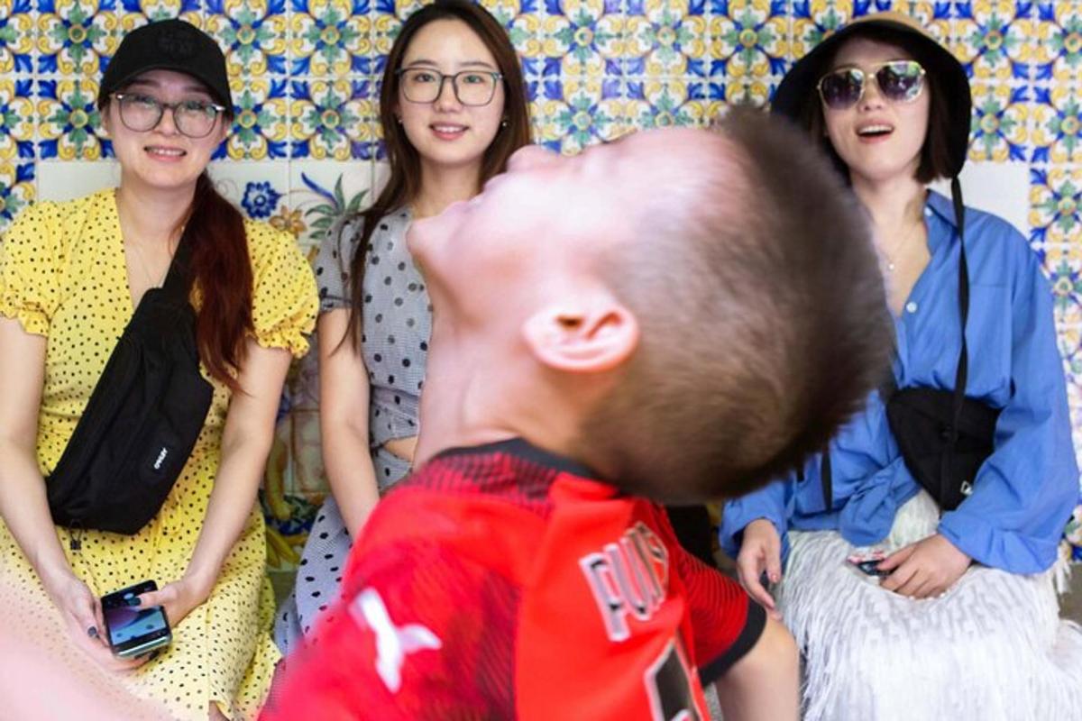 un gruppo di tre donne in piedi accanto a un uomo