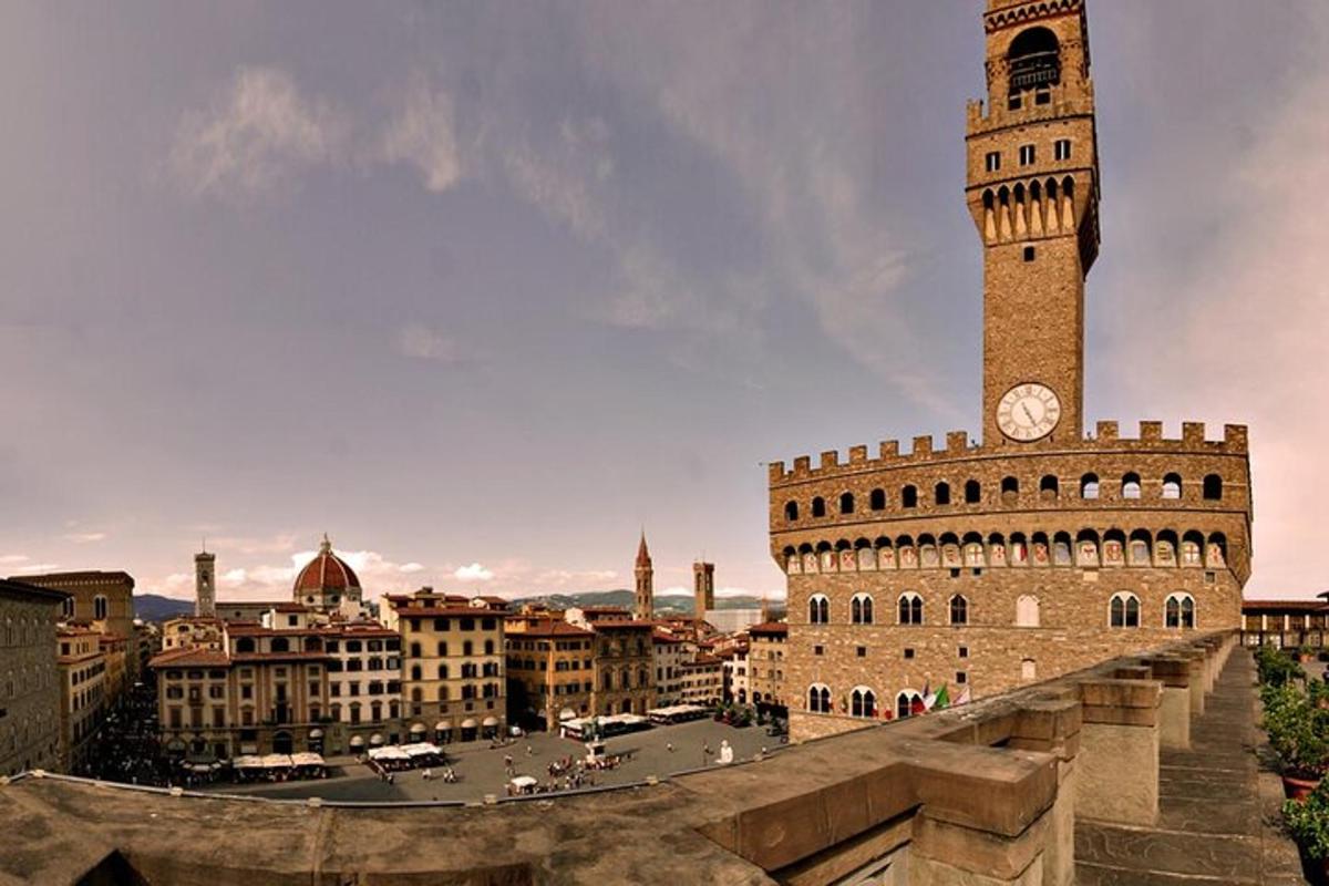 una torre dell'orologio in una città con un orologio