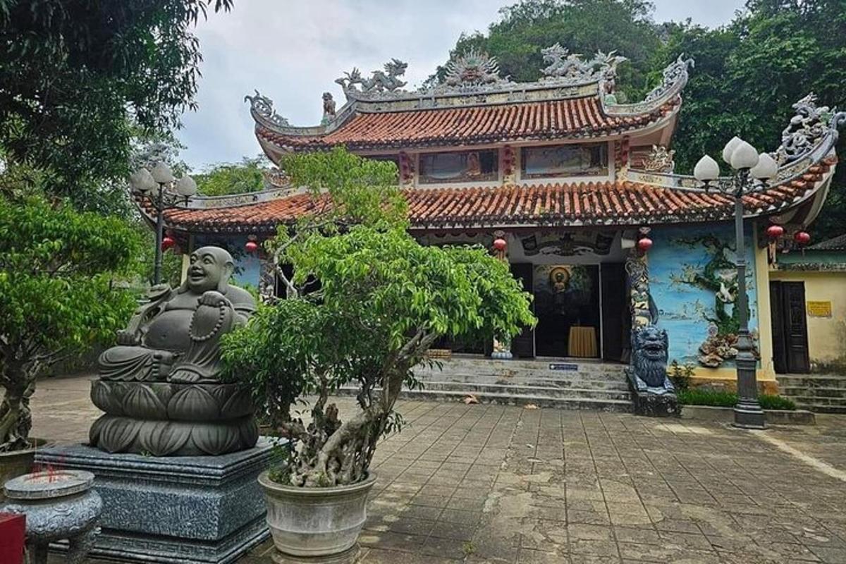 un tempio con una statua di fronte a un edificio
