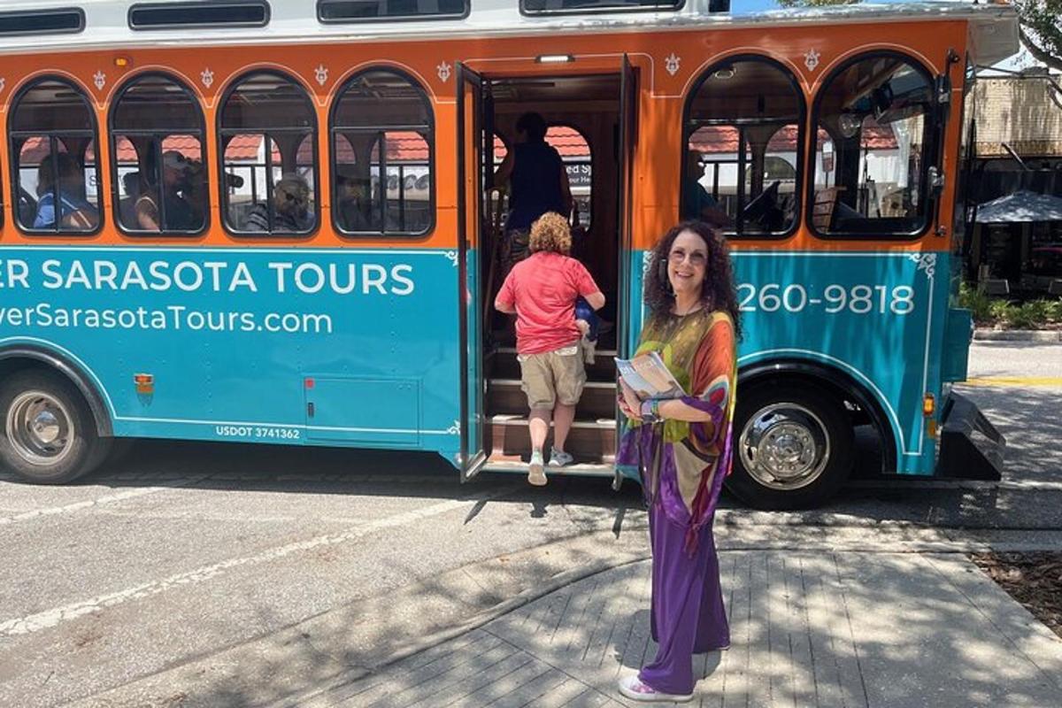 žena stojí před autobusem