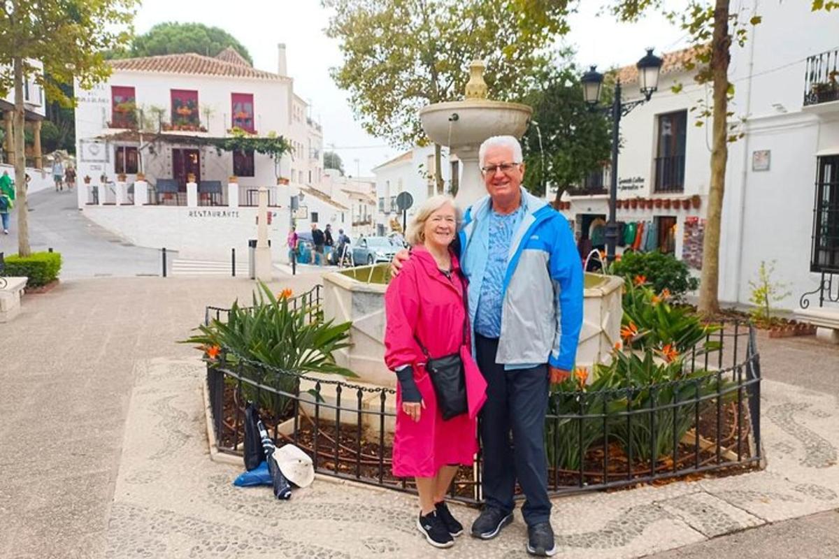 un home i una dona grans drets davant d'una font
