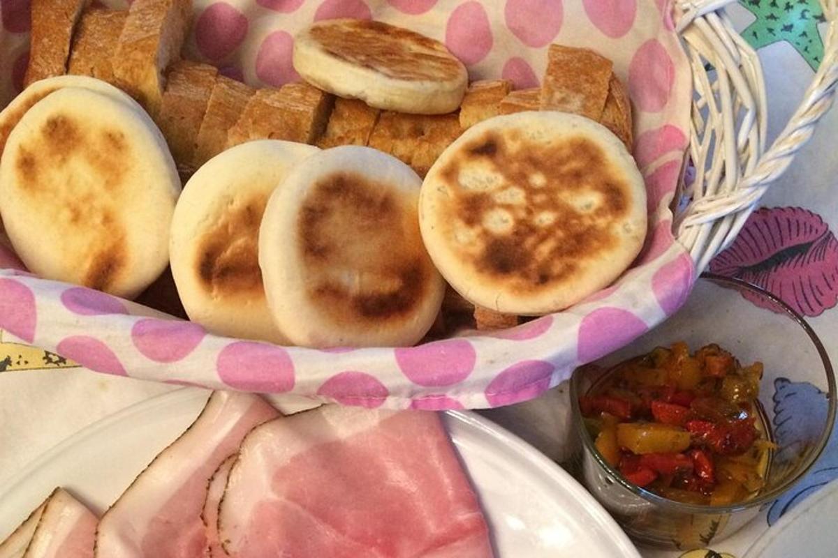 Una cesta de comida con pan y galletas y un bol de comida.