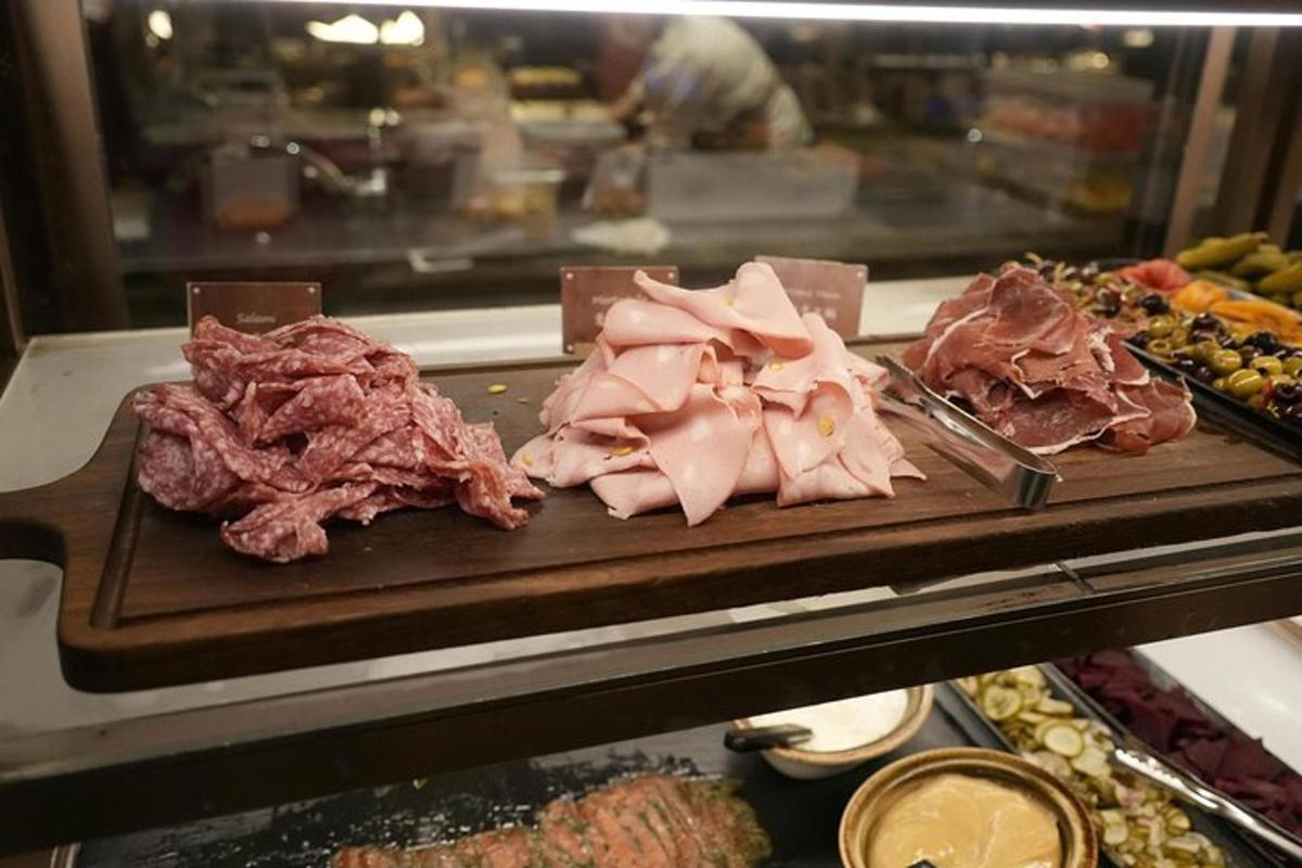Una tabla de cortar con carne encima de un mostrador