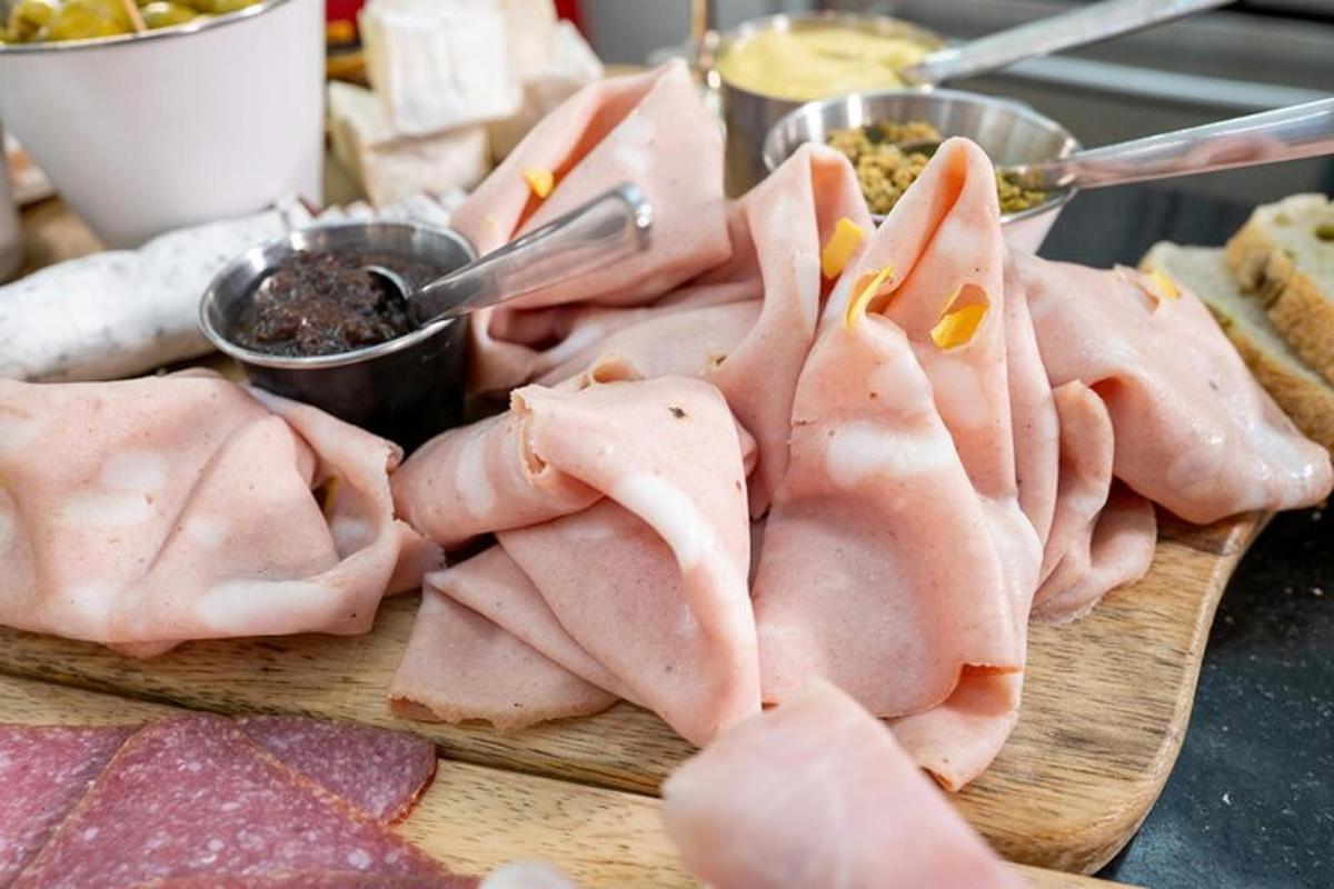 kup šunke na leseni deski za rezanje