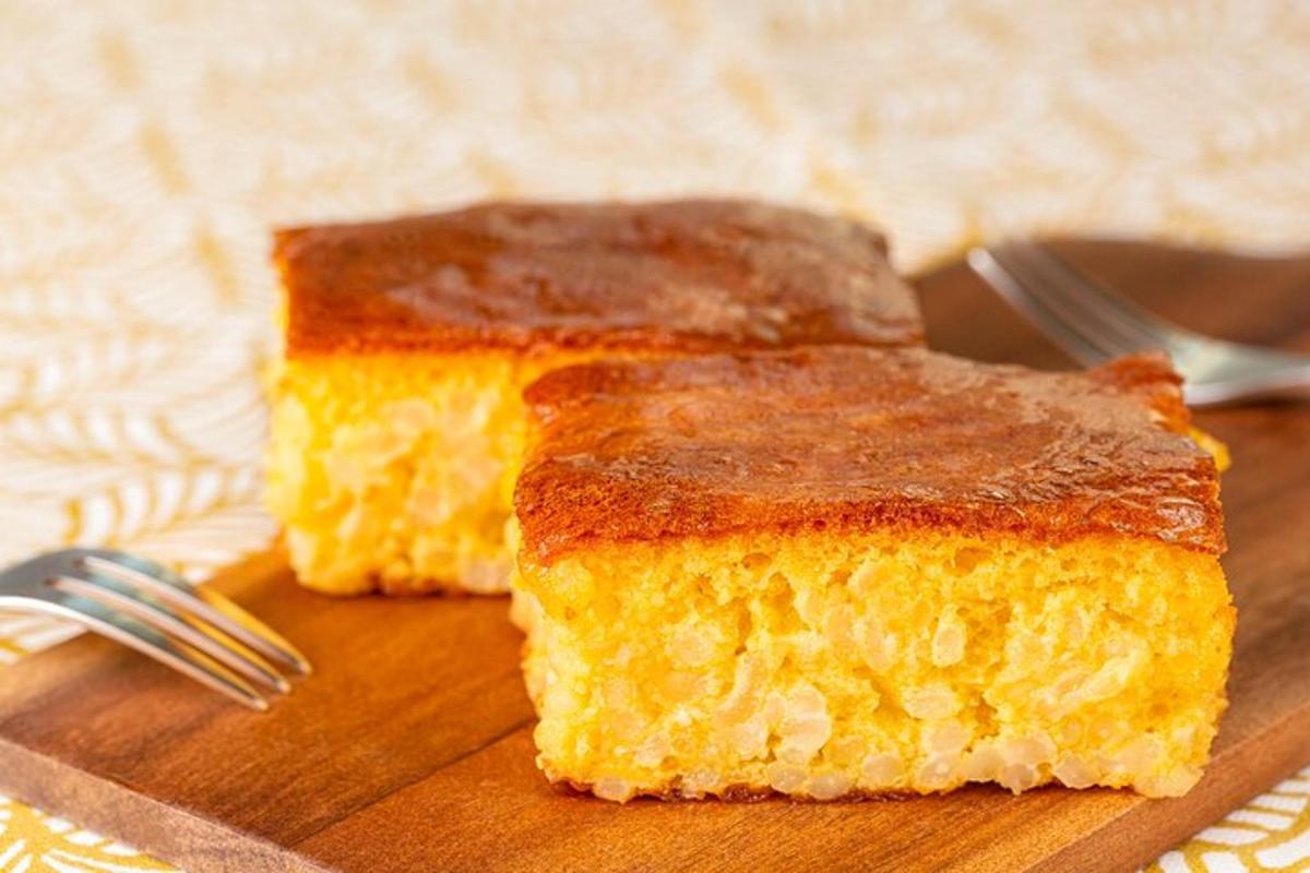 dos rebanadas de pan de maíz en una tabla de cortar con un tenedor