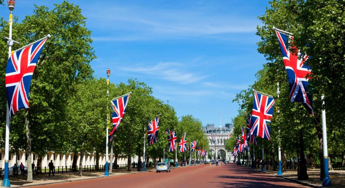 hoone ees Briti lippudega ääristatud tänav