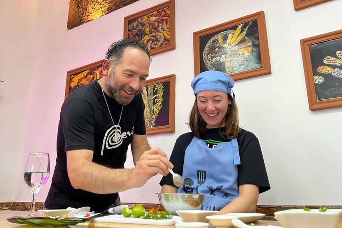 Un hombre y una mujer en una cocina preparando comida.