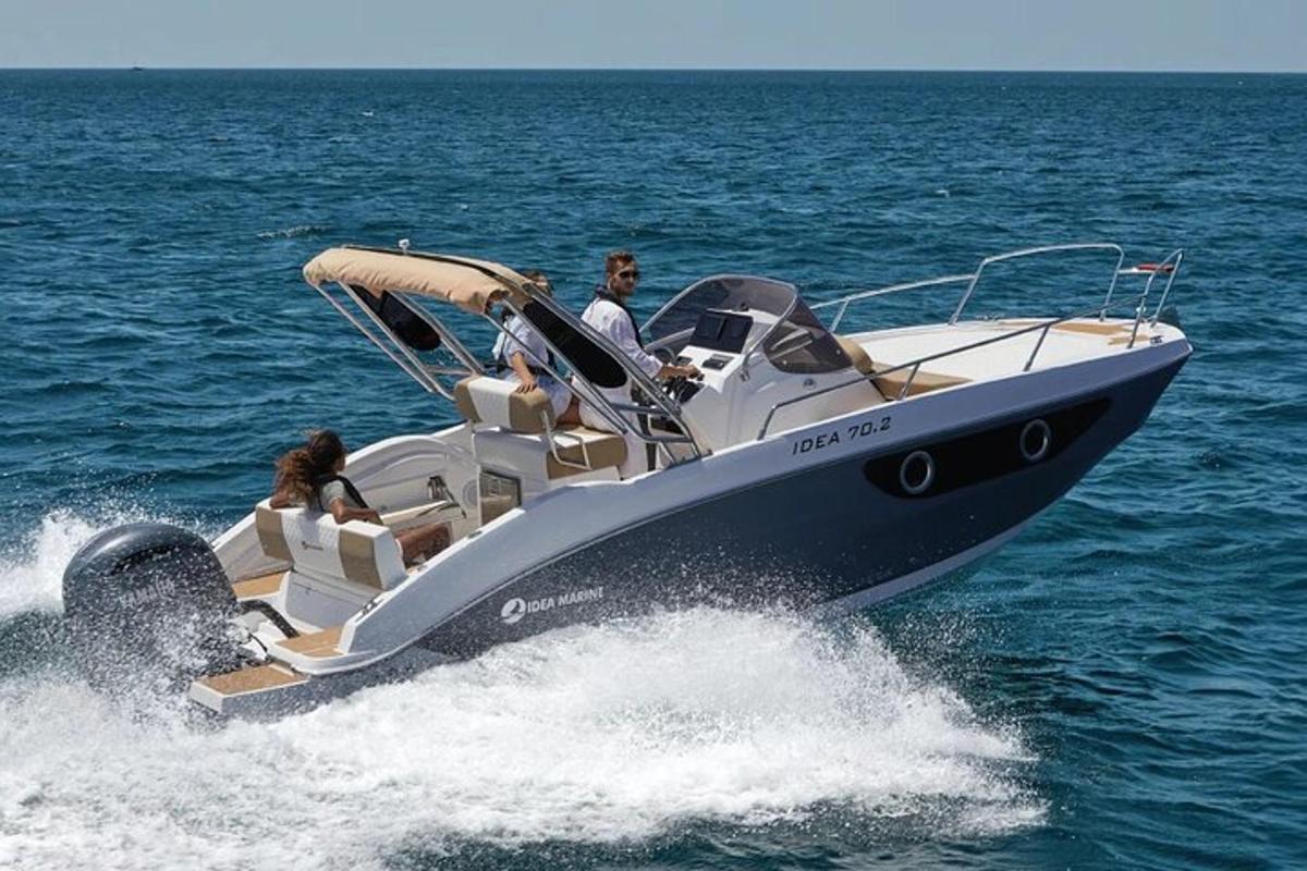 um grupo de pessoas em um barco na água