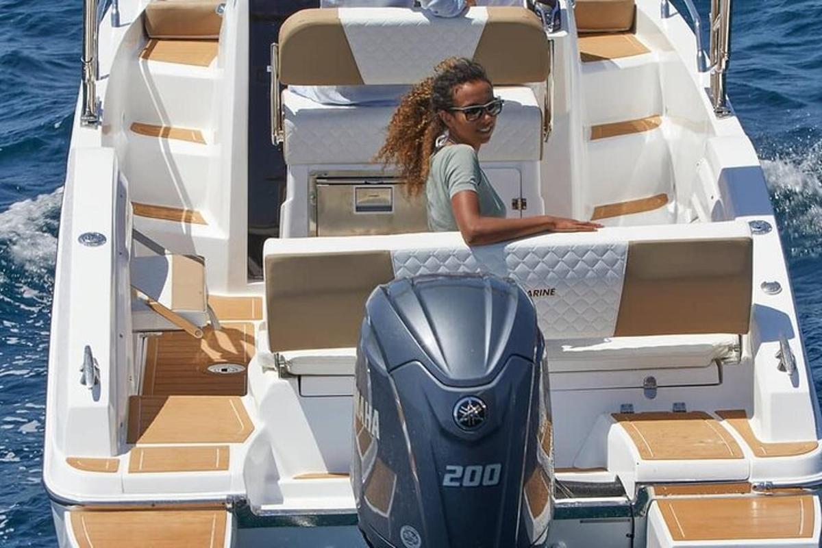 uma mulher está sentada em um barco na água
